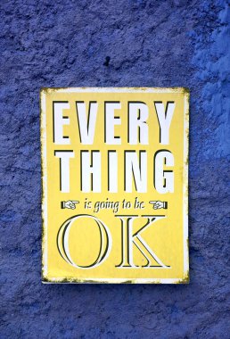 Her şeyin mesajı mavi duvarda asılı sarı panoda iyi olacak.