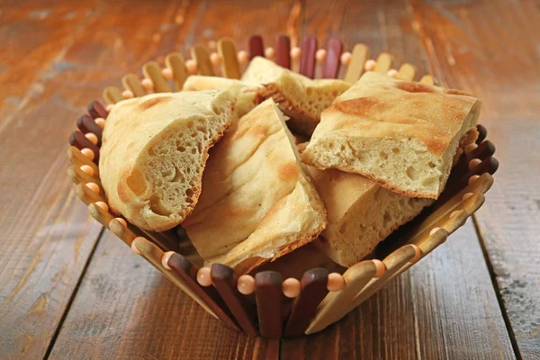 Muitas Partes Pão Georgiano Cortado Uma Cesta Mesa Madeira — Fotografia de Stock