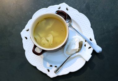 Pelmeni veya Rus Etli Köfteler Smetana veya Ekşi Krema ile servis edilir.