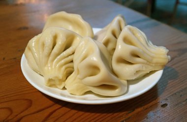 Khinkali ya da Gürcistan Çorba Hamur köfteleri tabağı Tahta Masa üzerinde servis edilir