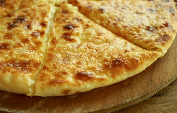 Nahaufnahme Frisch Gebackenes Georgisches Fladenbrot Khachapuri Imeruli Imeretian Auf Holzteller — Stockfoto