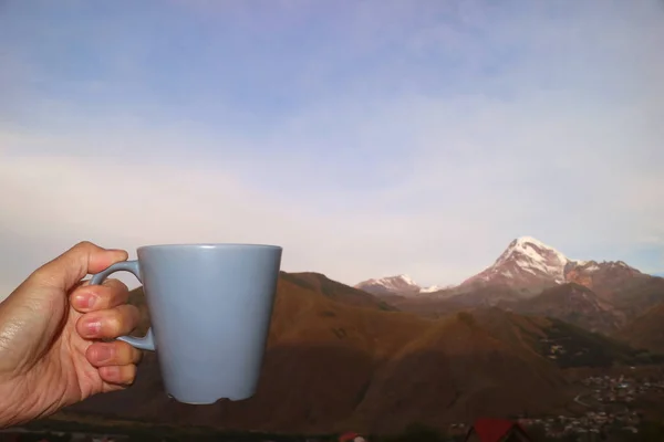 Close Man Hand Holding Een Kopje Koffie Ochtend Met Wazige — Stockfoto