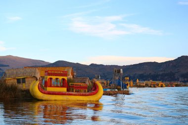 Canlı Renkli Geleneksel Totora Reed Tekneleri Titicaca Gölü 'nde, Ünlü Uros Yüzen Adası Puno, Peru, Güney Amerika