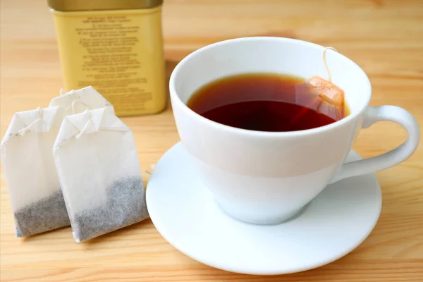 Bir Fincan Taze Demlenmiş Çay Çay Poşetleri Ahşap Masada Bulanık — Stok fotoğraf
