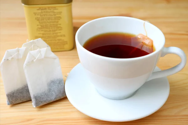 Una Taza Caliente Recién Hecho Con Bolsas Caja Lata Borrosa — Foto de Stock