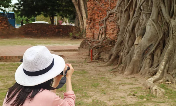 Buda Nın Resimlerini Çeken Kadın Turist Bodhi Ağacı Kökleri Wat — Stok fotoğraf