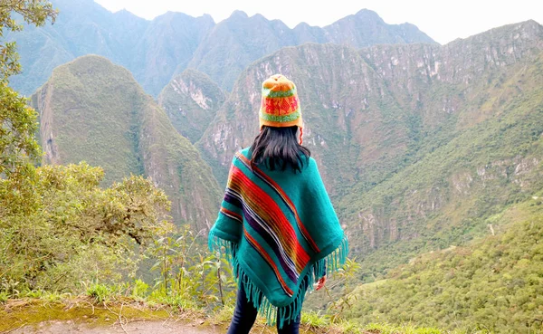 从秘鲁库斯科地区Huayna Picchu山看到的令人叹为观止的山脉景象给女游客留下了深刻印象 — 图库照片