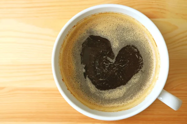 Een Kopje Hete Koffie Met Hartvormig Koffieschuim Lichtbruine Houten Tafel — Stockfoto