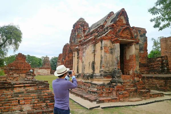 Turistické Focení Působivých Pozůstatků Chrámu Wat Mahathat Historickém Parku Ayutthaya — Stock fotografie
