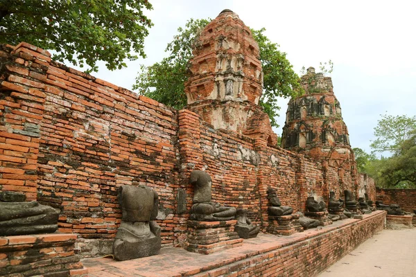 Grupp Resterna Huvudlösa Buddha Bilder Wat Mahathat Antika Templet Ayutthaya — Stockfoto