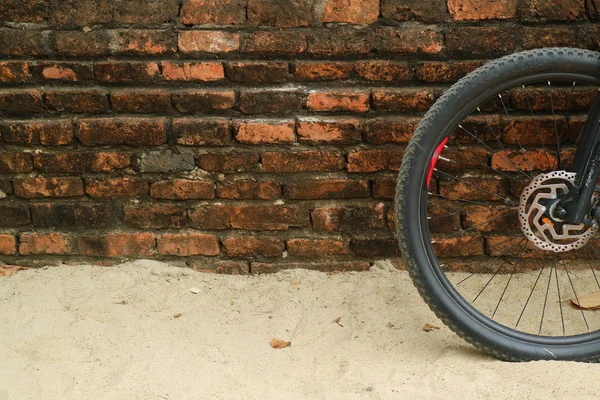 タイのアユタヤ歴史公園の古代レンガの壁に対する現代の自転車ホイール — ストック写真