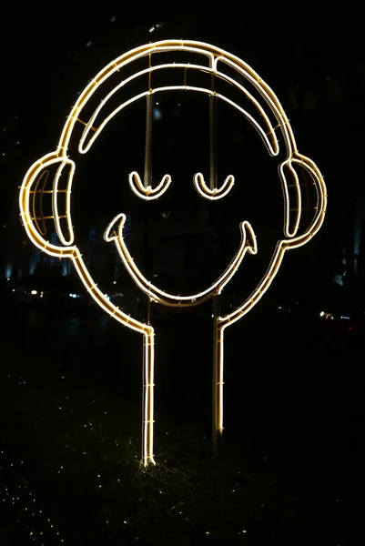 Pionowy Obraz Uśmiechniętej Szczęśliwej Twarzy Kształcie Neonu Znak Świetlny Stronie — Zdjęcie stockowe
