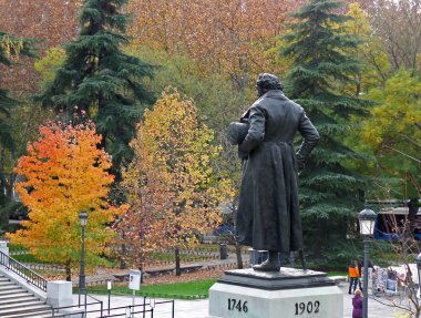 Francisco de Goya Anıtı Prado Müzesinin Kuzey cephesine bakan Renkli Sonbahar Yeşilliği, Madrid, İspanya