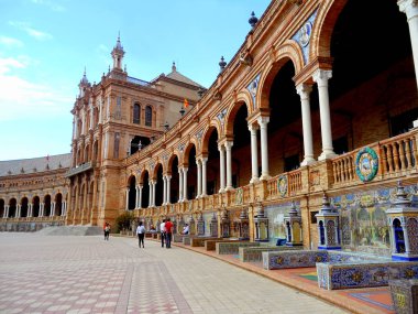 Plaza de Espana meydanındaki sıralar Azulejos 'la süslenmiş veya seramik fayanslarla boyanmış, Seville, İspanya