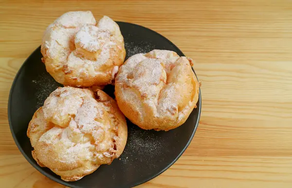 Вид Сверху Три Choux Creme Pastries Французские Кремовые Пасты Черной — стоковое фото