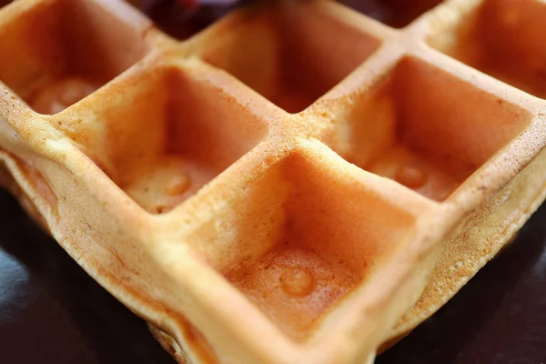 Lezzetli Bir Kare Şekilli Waffle Dokusunu Siyah Tabakta Kapattım — Stok fotoğraf