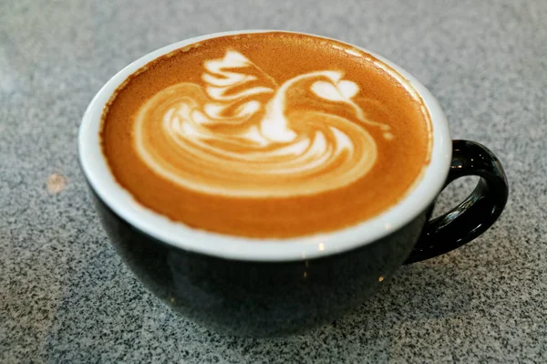 Café Cappuccino Caliente Con Arte Latte Hermoso Una Taza Negra —  Fotos de Stock