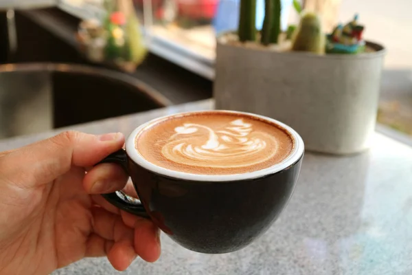 Man Hand Met Een Kopje Cappuccino Koffie Met Unieke Latte — Stockfoto
