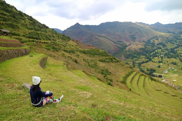 Female Traveler Sitting Ancient Inca Agricultural Terraces Pisac Archaeological Site — Stockfoto
