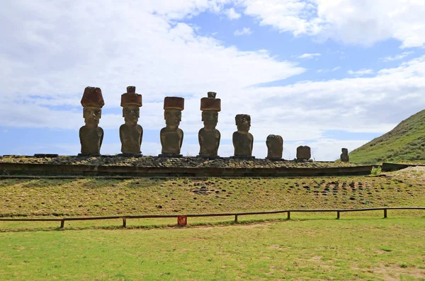 Sette Statue Moai Ahu Nau Nau Con Singolo Moai Ahu — Foto Stock