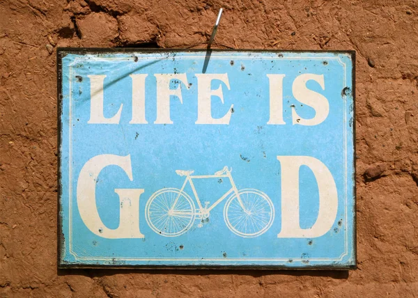 Message Life Good Blue Board Hanging Rough Wall — Stock Photo, Image