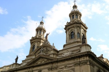 Santiago Metropolitan Katedrali Gökyüzüne karşı, Plaza de Armas Meydanı, Santiago başkenti Şili, Güney Amerika