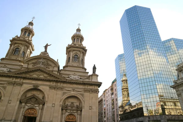 Catedral Metropolitana Santiago Reflejada Fachada Acristalada Del Moderno Edificio Plaza — Foto de Stock