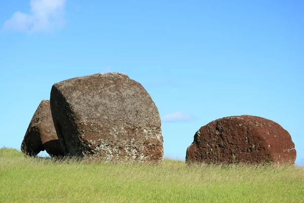 放棄された彫刻Moai像の住所Puna Pau火山 イースター島の赤スコリア採石遺跡 チリのPukaoと呼ばれる — ストック写真