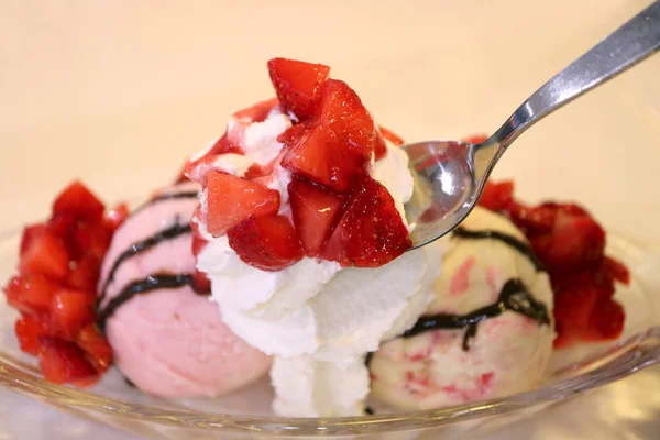 Восхитительная Нарезанная Свежая Клубника Взбитыми Сливками Мороженого — стоковое фото