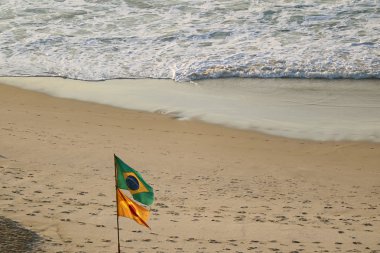 Brezilya bayrağı Copacabana sahilinde güçlü dalgalarla, Rio de Janeiro, Brezilya