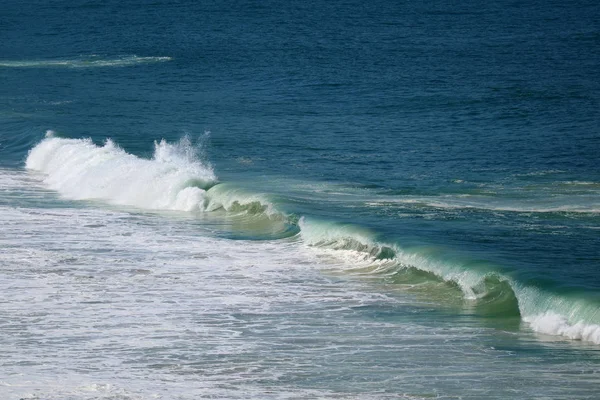 在南美洲里约热内卢科帕卡巴纳海滩的深蓝色大西洋上的巨浪 — 图库照片
