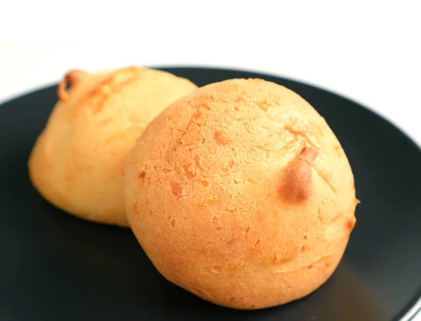 Kapanmış Lezzetli Brezilya Peynirli Ekmekleri Pao Queijo Siyah Tabakta Yazı — Stok fotoğraf