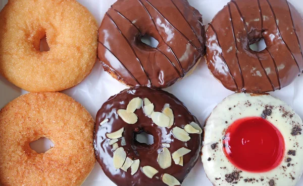 Draufsicht Auf Köstliche Sechs Donuts Verschiedenen Geschmacksrichtungen — Stockfoto