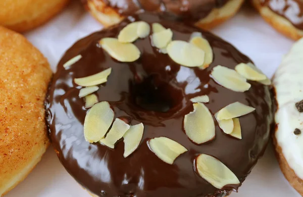 Fechado Bocal Chocolate Vidrado Donut Coberto Com Amêndoa Fatiada — Fotografia de Stock