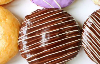 Ağız sulandıran çikolatalı donutun en iyi manzarası.