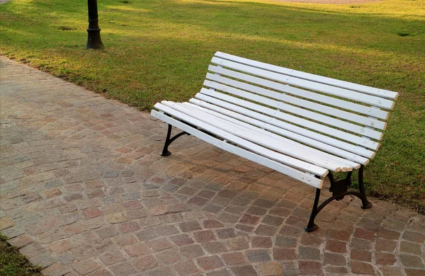 Banco Madeira Colorido Branco Pedra Pavimentada Maneira Jardim Público Buenos — Fotografia de Stock