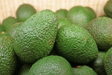 Kapalı Yeşil Avokado Yığını Sepette Tüm Meyveler