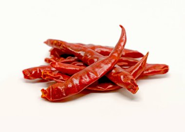 Kapanmış Kırmızı Biberler Beyaz Arkaplanda İzole Edildi