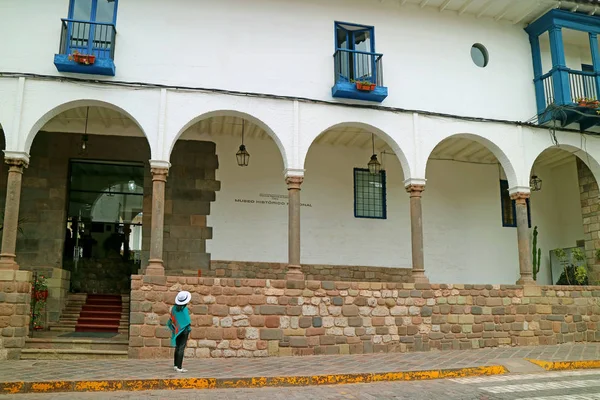 Female Tourist Looking Facade Museo Historico Regional Cusco Regional History — стокове фото