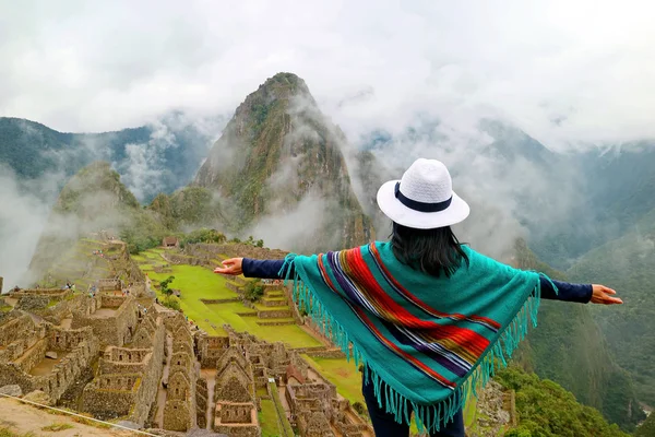 在秘鲁库斯科地区的联合国教科文组织世界遗址Machu Picchu的令人赞叹的古印度城堡中 女旅行者张开了双臂 — 图库照片