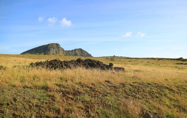 Rano Raraku Yanardağı, Şili 'nin Paskalya Adası' ndaki Moai Taş Ocağı.