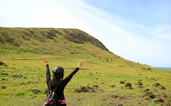 Turystka Podnosząca Ramiona Podekscytowana Odwiedzeniem Wulkanu Rano Raraku Kamieniołomu Słynnego — Zdjęcie stockowe