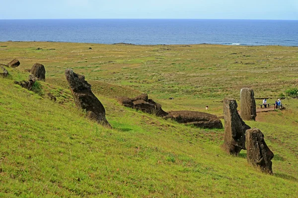 Ladera Llena Estatuas Gigantes Abandonadas Moai Del Volcán Rano Raraku — Foto de Stock