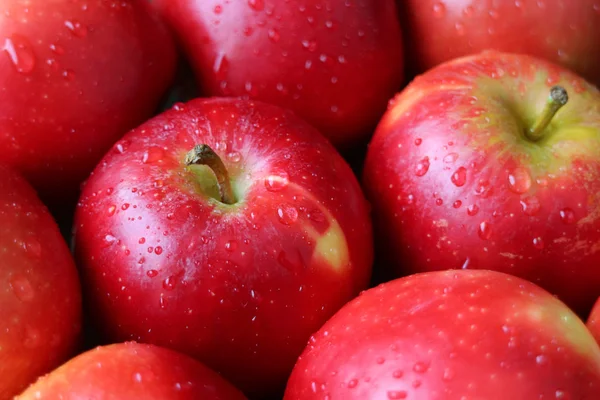 Damlacıklarıyla Dolu Bir Yığın Olgun Kırmızı Elma — Stok fotoğraf
