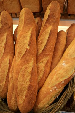 Taze Fransız Ekmeğinin Sepetteki Dikey Görüntüsü