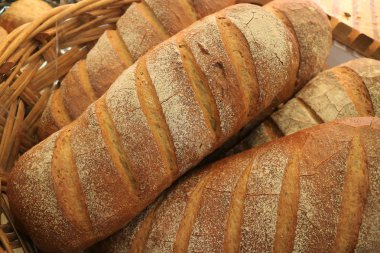 Taze yapılmış buğday ekmeği sepetinde.