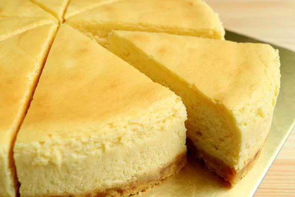 Закрыл Кусок Сливочно Желтого Простого Запеченного Чизкейка Вырезанного Торта — стоковое фото