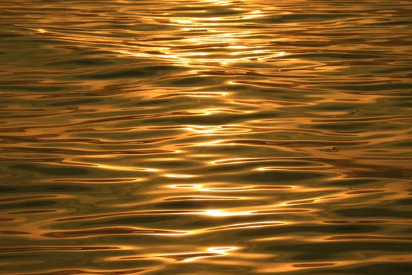 Złote Fale Powierzchni Wody Morskiej Oślepiające Porannym Słońcem — Zdjęcie stockowe