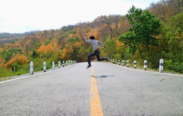 Man Houding Van Het Springen Bergweg Tussen Kleur Veranderende Bos — Stockfoto