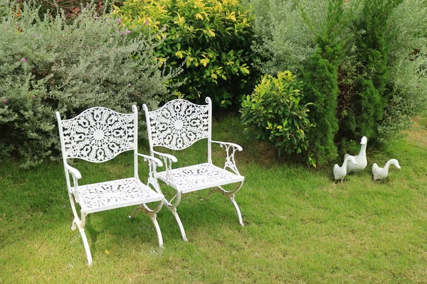 Pair Vintage Style White Wrought Iron Chairs Vibrant Green Garden — Stock Photo, Image
